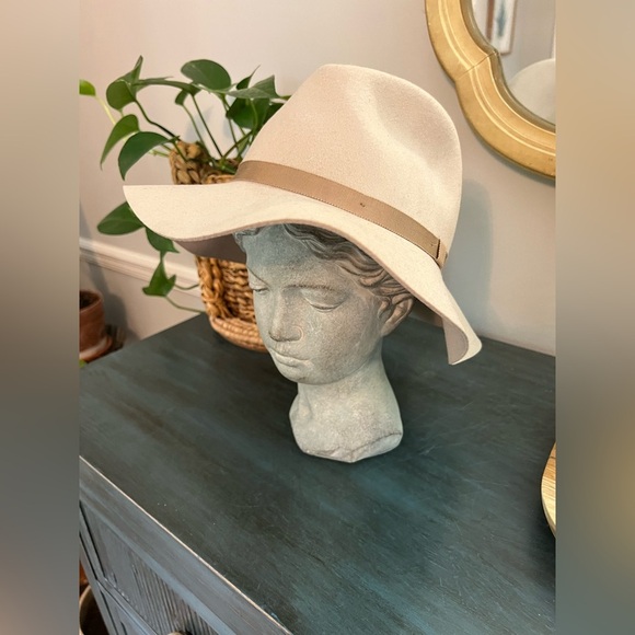 ARITZIA AUXILIARY light beige color Australia Wool Fedora Hat M/L - Picture 1 of 5